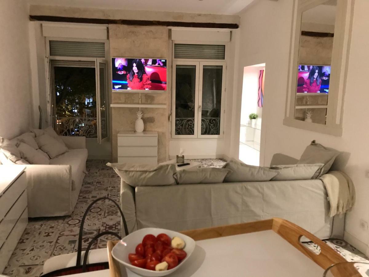 아비뇽 La Loge De L'Horloge - 1 Min Palais Des Papes - Ac Clim - Wifi - Hypercentre - Vue Sur Le Carrousel 아파트 외부 사진